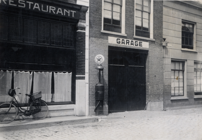 811828 Gezicht op de voorgevel van het depot Lange Nieuwstraat te Utrecht van het Garagebedrijf Jan Jongerius te Juthpaas.